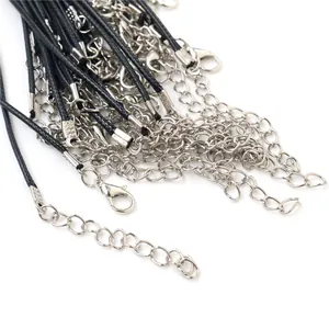 Detalle de collares de cordón encerado negro de 1,5mm con cierres de langosta plateados y cadena