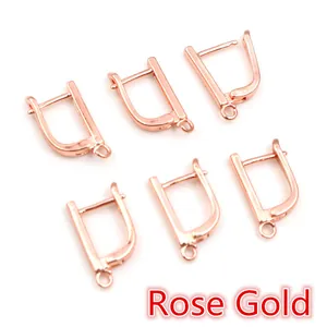 Vue macro de 6 crochets d'oreilles DIY en forme de U or rose avec anneaux pour bijoux