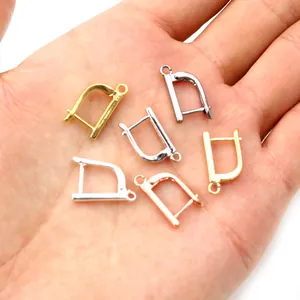 Crochets de boucles d'oreilles 17x10mm en cuivre multicolore présentés dans la main