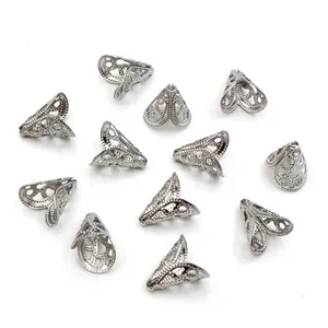 Vue détaillée des calottes de perles filigranes en acier inoxydable argenté pour bijoux