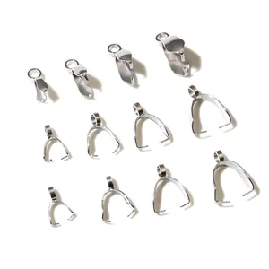 Ganci per pendenti in acciaio inossidabile di varie dimensioni per gioielli su sfondo bianco