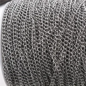 Detail einer Edelstahlkette auf Spule für DIY-Schmuck und Zubehörherstellung