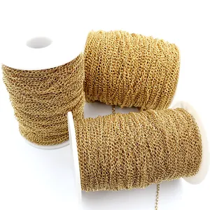 Drei Rollen goldene Edelstahlketten für DIY-Schmuckherstellung auf weißen Spulen