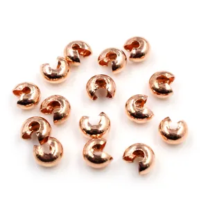 Vista macro dei copriperle a C in oro rosa per la creazione di gioielli e collane fai da te