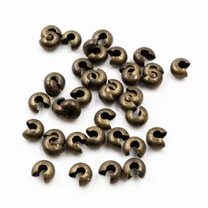 Set di copri-schiaccini in bronzo antico per creazione gioielli su sfondo bianco