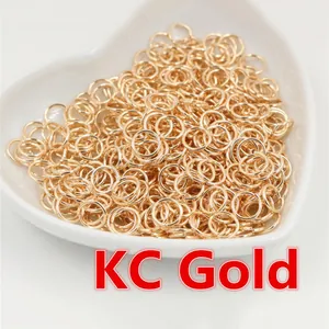 Dettaglio di anellini aperti placcati oro KC in un piatto per gioielli fai da te