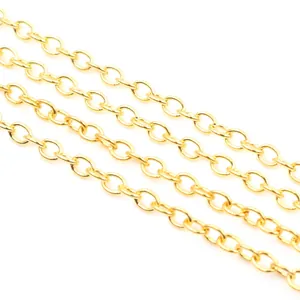 Détail de la chaîne à maillons dorés pour bijoux DIY avec finition en métal poli