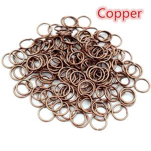 Dettaglio di anellini aperti in rame antico per accessori di collegamento gioielli DIY
