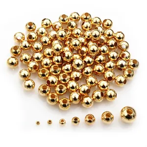 Detailansicht verschiedener Größen goldener Metall-Abstandshalter für DIY-Schmuckherstellung