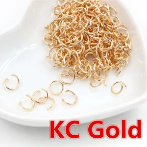 Detail von KC-Gold-Biegeringen in herzförmiger Schale für DIY-Schmuckherstellung