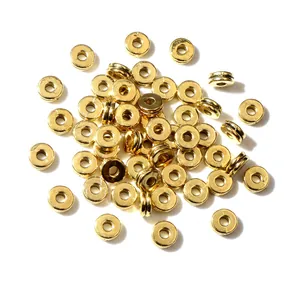 Vista macro de cuentas espaciadoras planas de metal dorado de 6x2,5 mm para joyería DIY