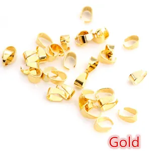 Detalle macro de enganches de pellizco dorados para colgantes y collares de bisutería DIY