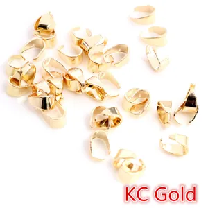 Vista de primer plano de conectores para colgantes bañados en oro KC para joyería artesanal