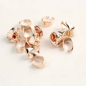 Detalle macro de enganches para colgantes en oro rosa para fabricación de collares DIY