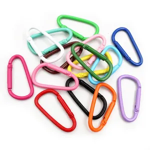 Macro-opname van diverse kleurrijke D-ring aluminium karabijnhaken in matte afwerkingen