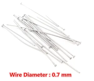 Dettaglio macro di spilli a T e chiodini a testa piatta in acciaio inox 0,7mm per gioielli