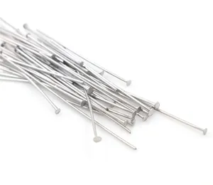Dettaglio di spilli a testa piatta in acciaio inossidabile per creazione gioielli fai da te