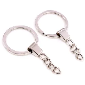 Portachiavi piatto argento 30mm con catena in lega spessa su sfondo bianco