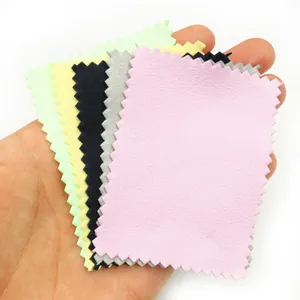 Gros plan de chiffons de polissage en microfibre colorée avec bords en zigzag pour bijoux