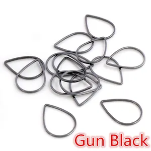 Primer plano de colgantes de gota en metal negro para creación de joyas DIY