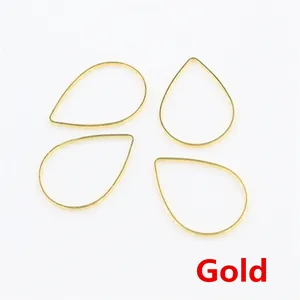 Primer plano de cuatro marcos metálicos dorados en forma de gota para joyería DIY