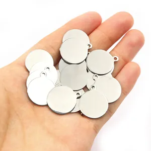 Pendentifs ronds vierges en acier inoxydable poli pour bijoux DIY tenus en main