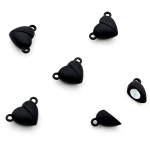 Gros plan de fermoirs magnétiques en forme de cœur noir mat pour colliers de bijoux DIY