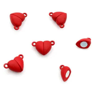 Détail de fermoirs magnétiques rouges mats en forme de cœur pour bijoux faits main