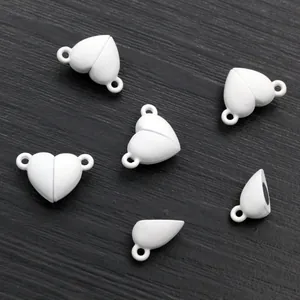Détail de fermoirs magnétiques en forme de cœur pour la création de bijoux DIY
