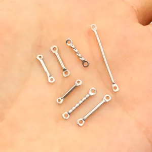 Edelstahl-Verbindungsstäbe für DIY-Schmuckherstellung auf einer Handfläche präsentiert