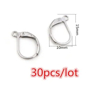 Détail macro de crochets de boucles d'oreilles argentés de 15mm avec dimensions indiquées