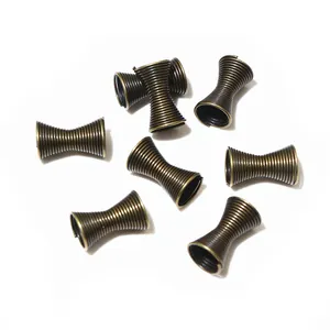 Makroansicht von sieben bronzenen Spiral-Metallfedern für DIY-Schmuck und Haar-Accessoires
