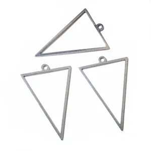 Drie zilveren geometrische driehoekige hangers van roestvrij staal voor DIY-sieraden