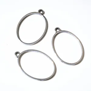 Drie antieke zilveren ovale metalen frames met ophangringen voor DIY sieraden maken