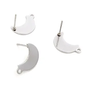 Dettaglio macro dei perni per orecchini a mezzaluna in acciaio inox con asola per DIY