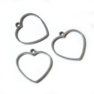 Drie holle hartvormige roestvrijstalen hangers voor het maken van DIY-sieraden