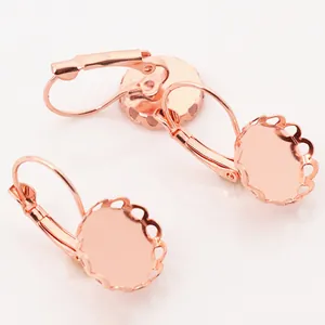 Vista detallada de base para pendientes de oro rosa con borde de encaje para joyería