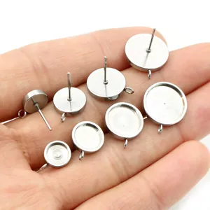 Ohrstecker aus 304 Edelstahl mit Schlaufe in verschiedenen Größen auf einer Hand