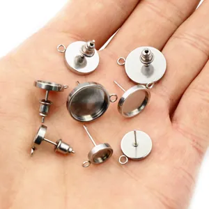 Ohrstecker-Rohlinge aus 304 Edelstahl mit Schlaufe und Verschluss auf der Hand