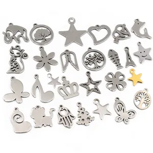 Assortimento di ciondoli in acciaio inox con stelle, luna, farfalle e alberi della vita