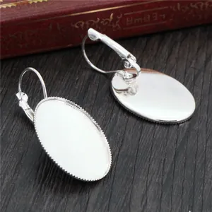 Boucles d'oreilles ovales argentées avec base de plateau pour bijoux DIY sur bois sombre