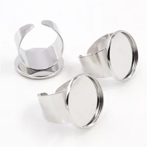 Detaillierte Ansicht von drei verstellbaren silbernen Ringrohlingen für DIY Schmuck