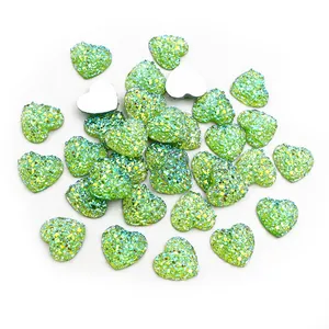 Gros plan de cabochons en résine pailletée verte de 12mm en forme de cœur à dos plat