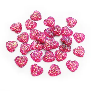 Vue détaillée de breloques en forme de cœur rose à paillettes pour bijoux DIY