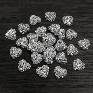Détail des cabochons en forme de cœur argenté scintillant pour création de bijoux