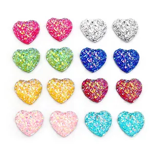 Détail macro de cabochons pailletés en forme de cœur de 12mm pour la création de bijoux