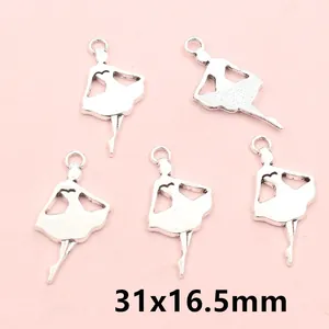 Set de cinco colgantes de bailarina en aleación de plata 31x16,5mm sobre fondo rosa