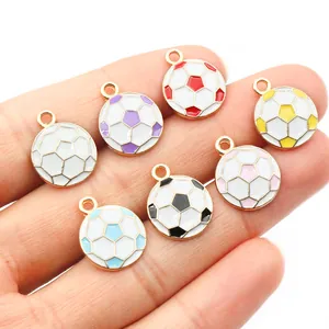 Breloques de football colorées en alliage doré et émail pour bijoux DIY
