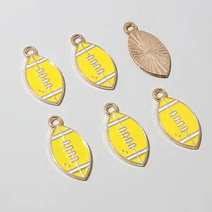 Detailansicht der gelben Emaille-Rugby-Anhänger mit Goldrand für DIY-Schmuck
