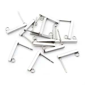 Detailansicht silberner Edelstahl-Ohrstecker mit Ösen für DIY-Schmuckherstellung
